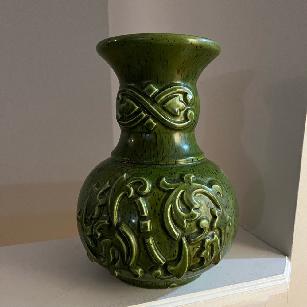 Vintage green Haeger 257 ceramic pottery Vase 10”